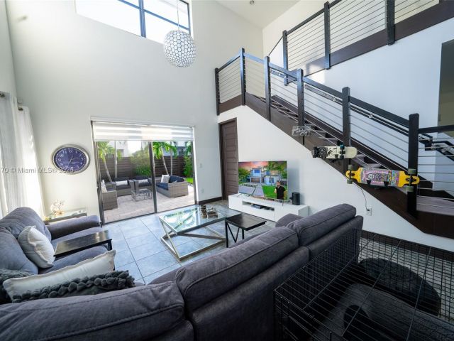 Дом в аренду по адресу 15976 SW 136th Ter 15976 - фото 6226377