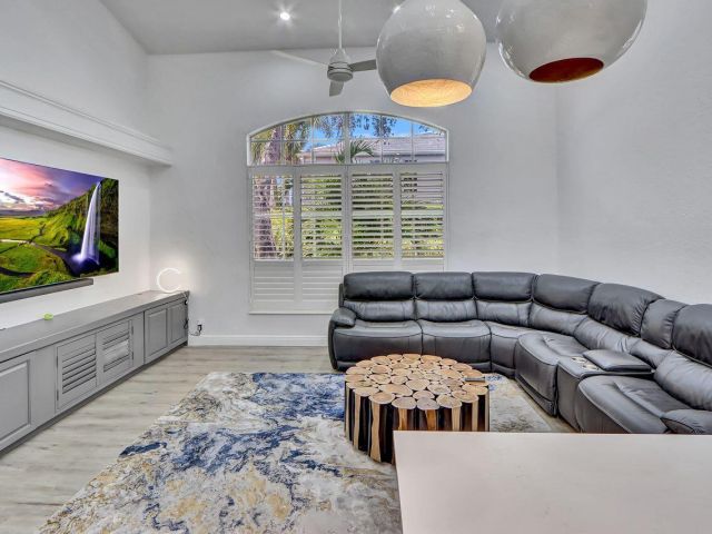 Продажа дома по адресу 6631 NW 43rd Terrace - фото 6252391