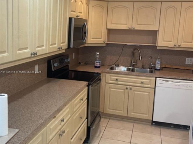 Продажа дома по адресу 7390 SW 30th Ter - фото 6227820