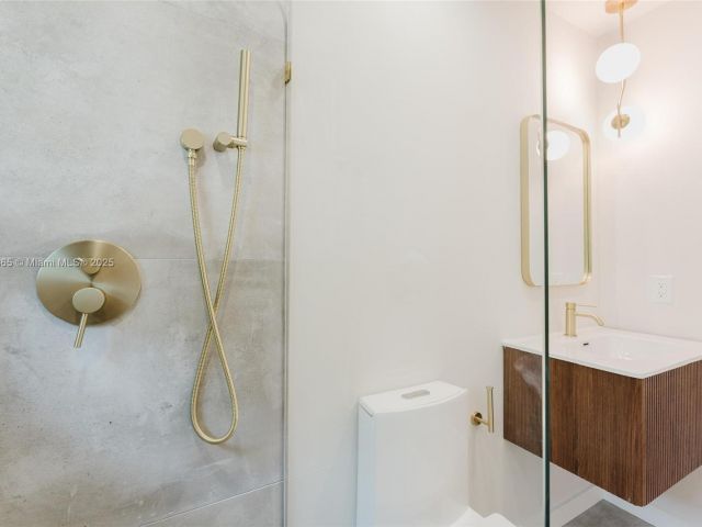 Продажа дома по адресу 1430 SW 32nd Ct - фото 6228244