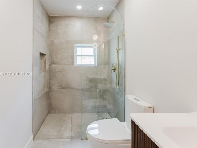 Продажа дома по адресу 1430 SW 32nd Ct - фото 6228245