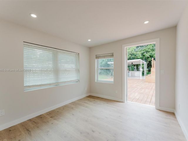 Продажа дома по адресу 1430 SW 32nd Ct - фото 6228246