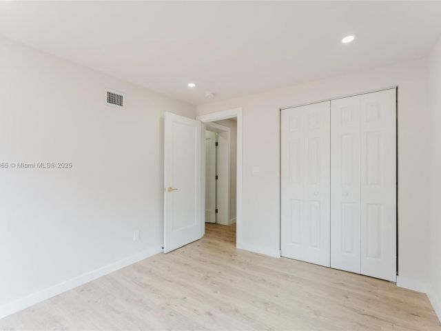 Продажа дома по адресу 1430 SW 32nd Ct - фото 6228249