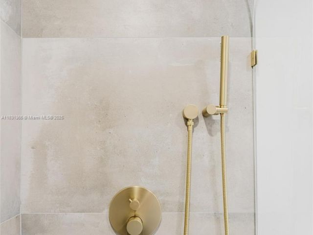 Продажа дома по адресу 1430 SW 32nd Ct - фото 6228250