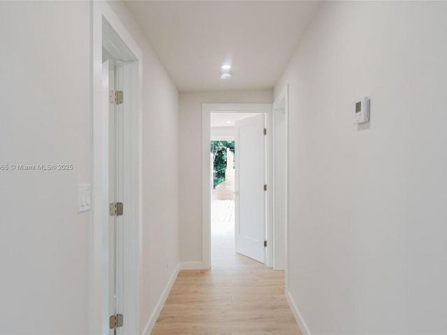 Продажа дома по адресу 1430 SW 32nd Ct - фото 6228251