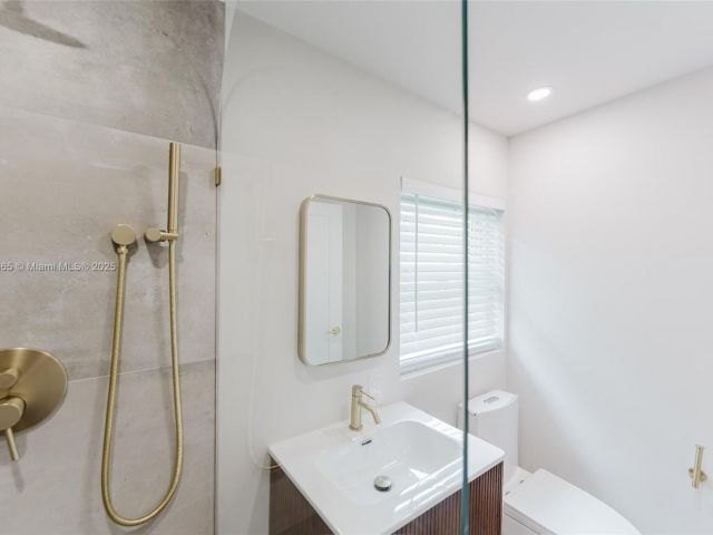 Продажа дома по адресу 1430 SW 32nd Ct - фото 6228253