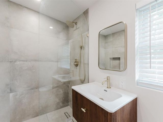 Продажа дома по адресу 1430 SW 32nd Ct - фото 6228254