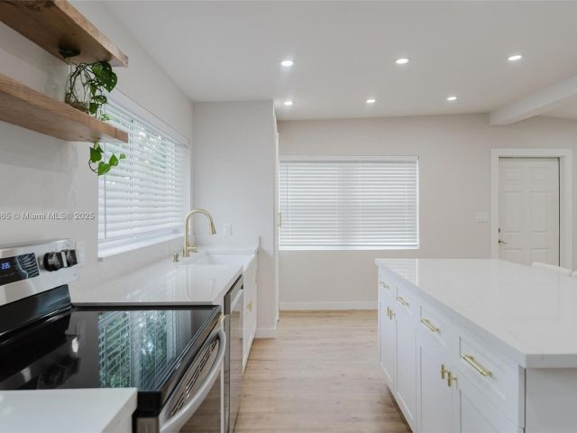 Продажа дома по адресу 1430 SW 32nd Ct - фото 6228255