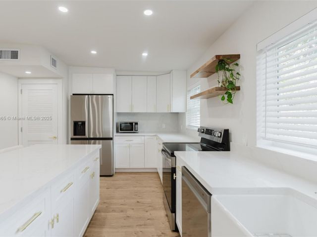 Продажа дома по адресу 1430 SW 32nd Ct - фото 6228256