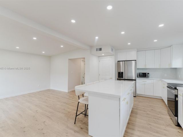 Продажа дома по адресу 1430 SW 32nd Ct - фото 6228257