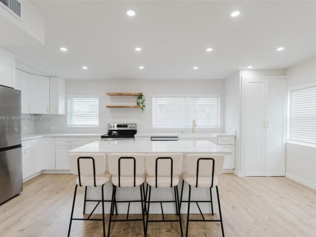 Продажа дома по адресу 1430 SW 32nd Ct - фото 6228258