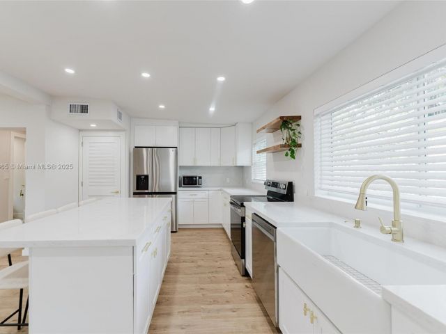 Продажа дома по адресу 1430 SW 32nd Ct - фото 6228259