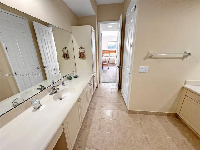 Продажа дома по адресу 21033 NE 32nd Ave - фото 6228973