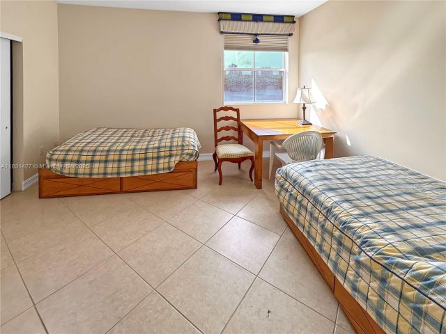 Продажа дома по адресу 21033 NE 32nd Ave - фото 6228975