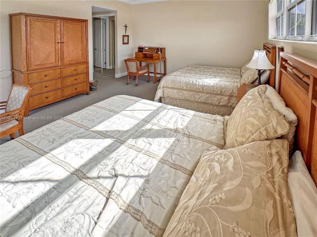 Продажа дома по адресу 21033 NE 32nd Ave - фото 6228980