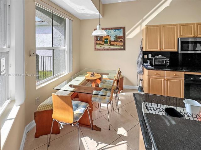 Продажа дома по адресу 21033 NE 32nd Ave - фото 6228981