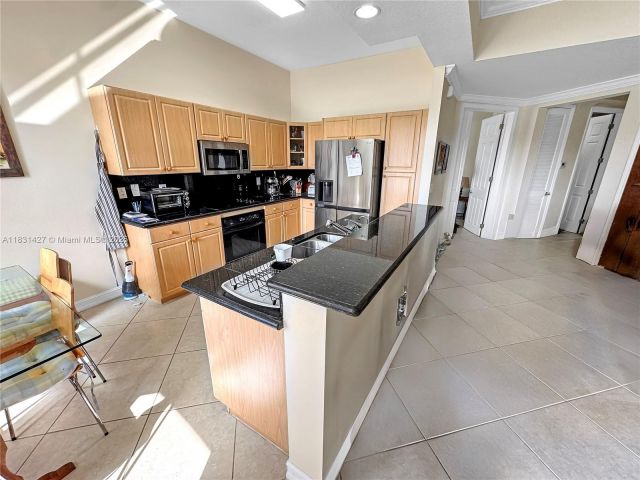 Продажа дома по адресу 21033 NE 32nd Ave - фото 6228982