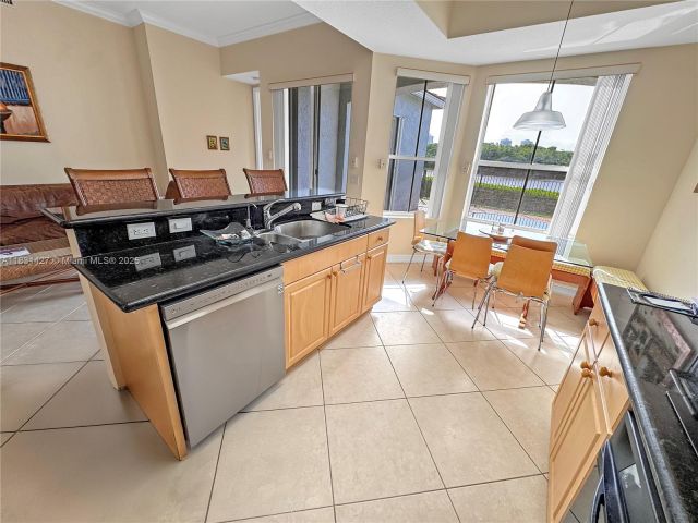 Продажа дома по адресу 21033 NE 32nd Ave - фото 6228983