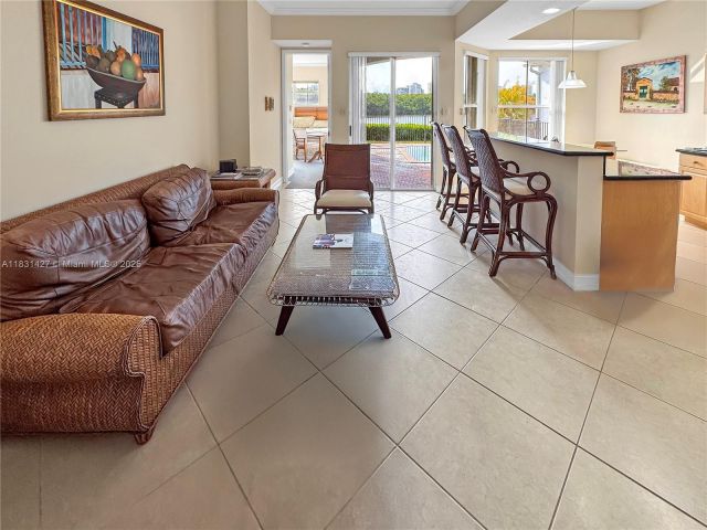 Продажа дома по адресу 21033 NE 32nd Ave - фото 6228984