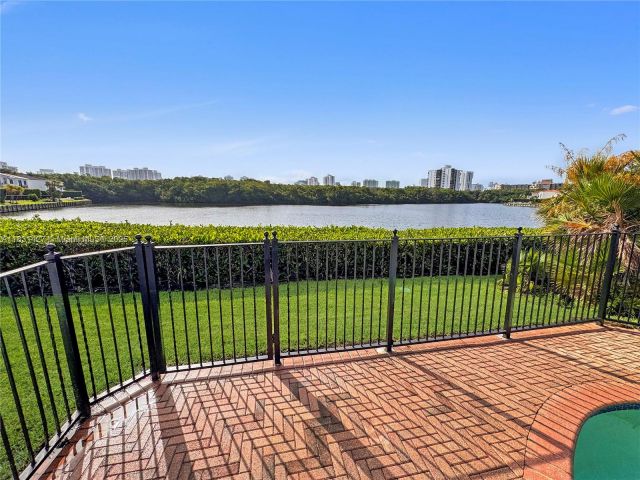 Продажа дома по адресу 21033 NE 32nd Ave - фото 6228989