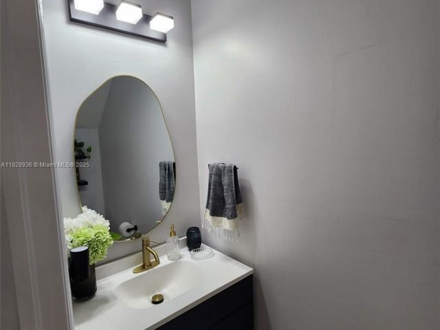 Продажа дома по адресу 706 SW 147th Ave - фото 6228690