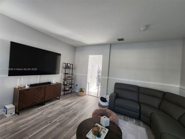 Продажа дома по адресу 706 SW 147th Ave - фото 6228696