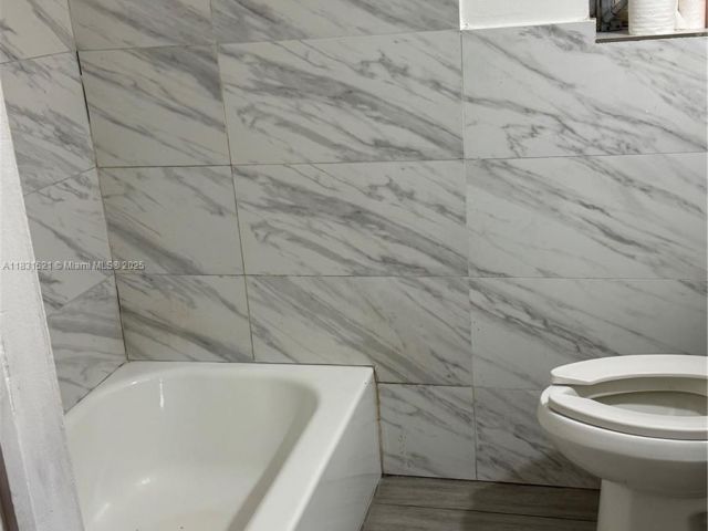 Дом в аренду по адресу 1240 NW 86th St - фото 6228849