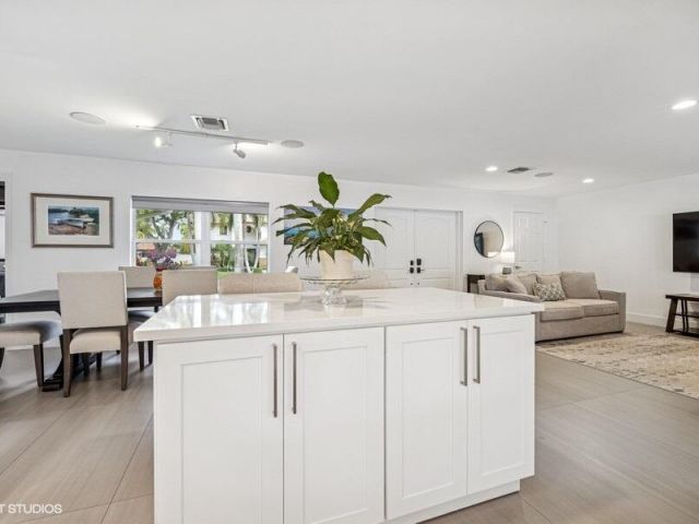 Продажа дома по адресу 746 SW 2nd Street - фото 6252156