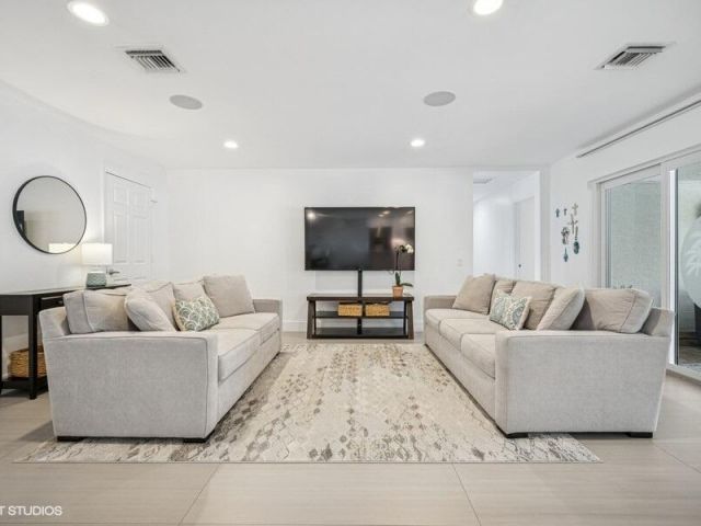 Продажа дома по адресу 746 SW 2nd Street - фото 6252158