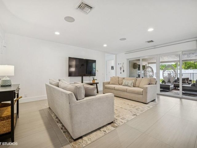 Продажа дома по адресу 746 SW 2nd Street - фото 6252159