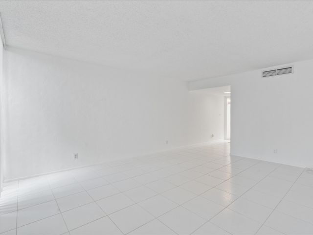 Дом в аренду по адресу 609 Bridgewood Drive - фото 6252093