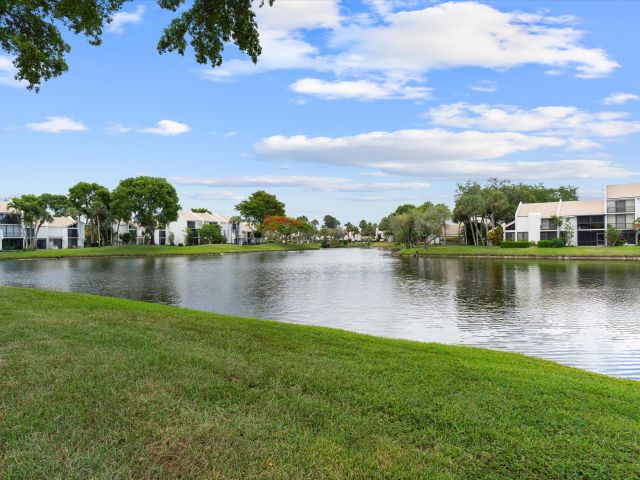 Дом в аренду по адресу 609 Bridgewood Drive - фото 6252096