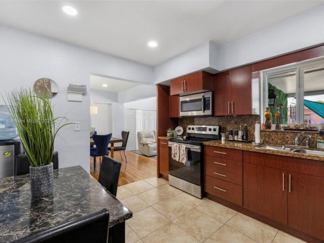 Продажа дома по адресу 8631 SW 16th Ter - фото 6232478