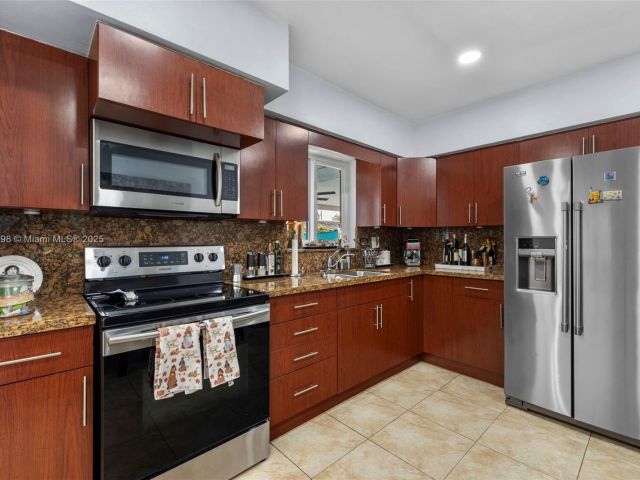 Продажа дома по адресу 8631 SW 16th Ter - фото 6232479