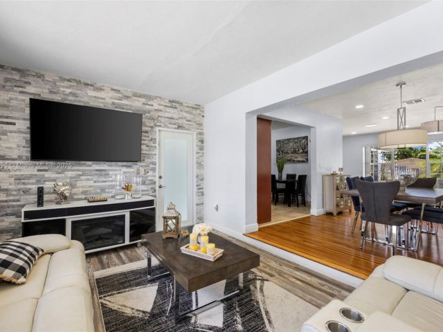 Продажа дома по адресу 8631 SW 16th Ter - фото 6232481