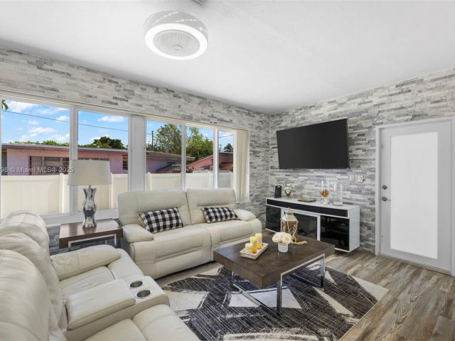 Продажа дома по адресу 8631 SW 16th Ter - фото 6232482