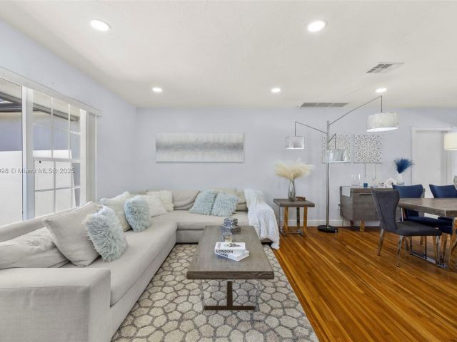 Продажа дома по адресу 8631 SW 16th Ter - фото 6232486