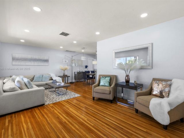 Продажа дома по адресу 8631 SW 16th Ter - фото 6232488