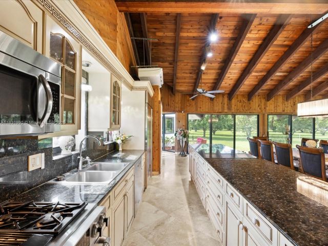 Продажа дома по адресу 14025 SW 208th St - фото 6264637