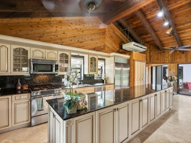 Продажа дома по адресу 14025 SW 208th St - фото 6264639