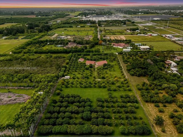 Продажа дома по адресу 14025 SW 208th St - фото 6264647