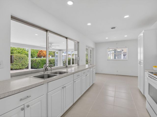 Продажа дома по адресу 1345 SW 9th Avenue - фото 6274500