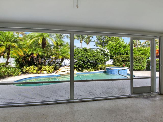 Продажа дома по адресу 1345 SW 9th Avenue - фото 6274503