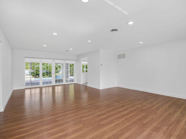 Продажа дома по адресу 1345 SW 9th Avenue - фото 6274505