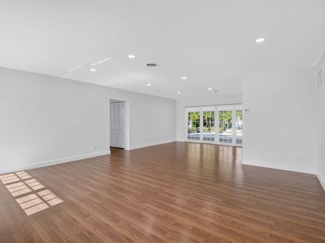 Продажа дома по адресу 1345 SW 9th Avenue - фото 6274506