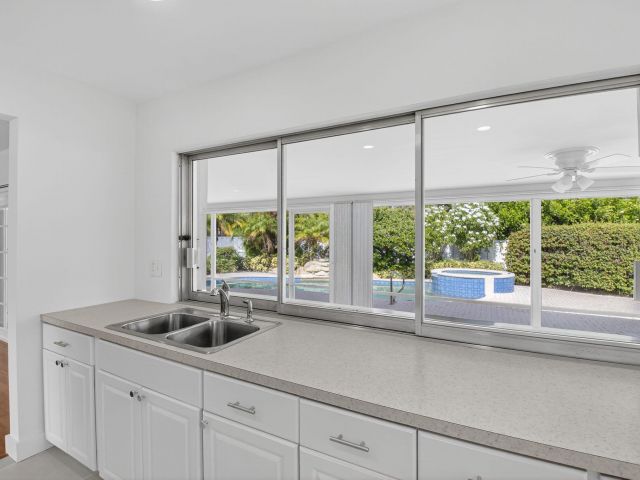 Продажа дома по адресу 1345 SW 9th Avenue - фото 6274508