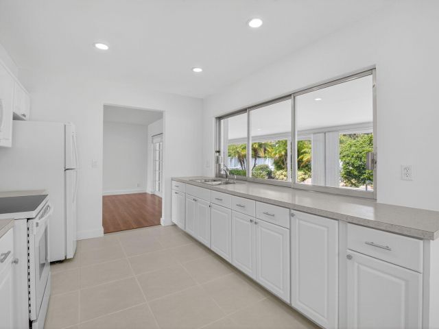 Продажа дома по адресу 1345 SW 9th Avenue - фото 6274509