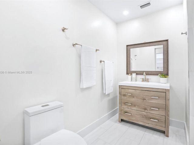 Продажа дома по адресу 7829 La Mirada Dr - фото 6234107