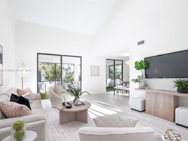 Продажа дома по адресу 7829 La Mirada Dr - фото 6234115