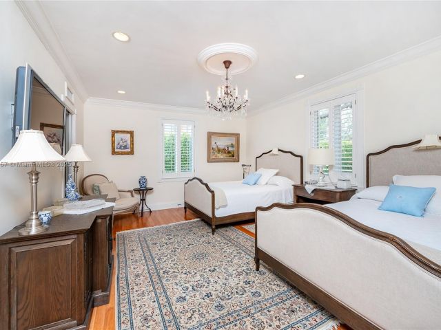 Продажа дома по адресу 4539 Pine Tree Dr - фото 6260235